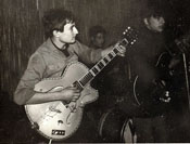 A 14 ans, je n&rsquo;avais pas encore de guitare personnelle. On me pr&ecirc;tais des guitares pour accompagner des groupes.  